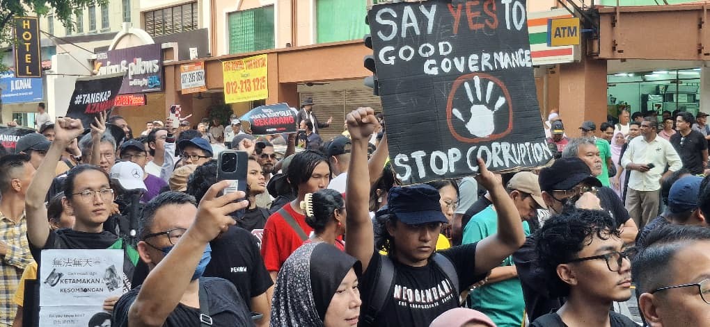 Hujan dan sabotaj bunga api gagal patahkan protes Tangkap Azam Baki ...
