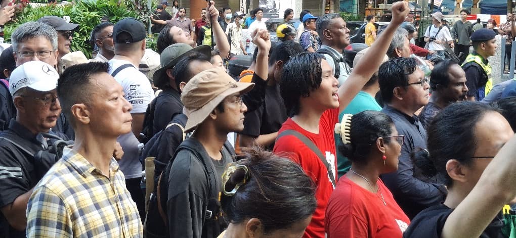 Hujan dan sabotaj bunga api gagal patahkan protes Tangkap Azam Baki ...