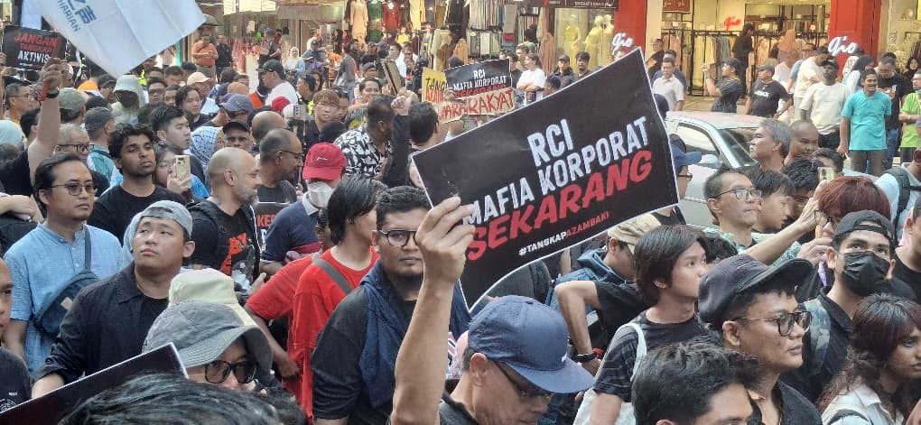 Hujan dan sabotaj bunga api gagal patahkan protes Tangkap Azam Baki ...